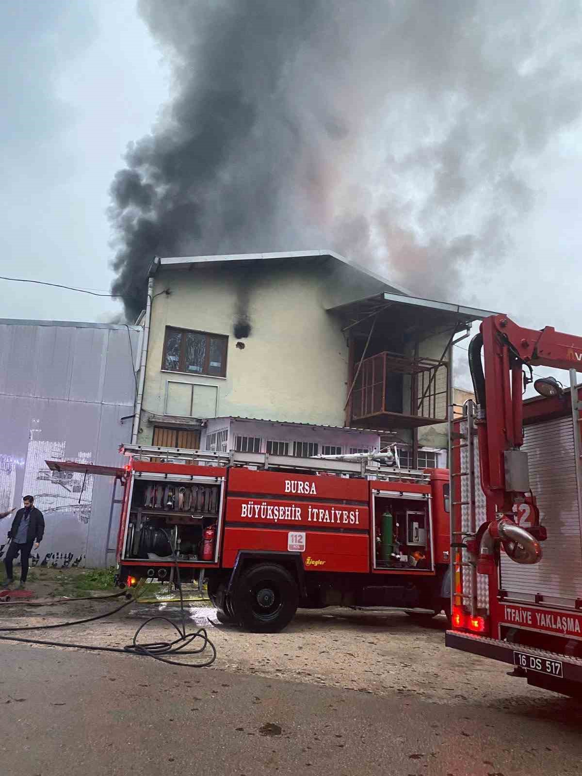 Bursa’da sünger imalat ve depolama tesisi alev alev yandı