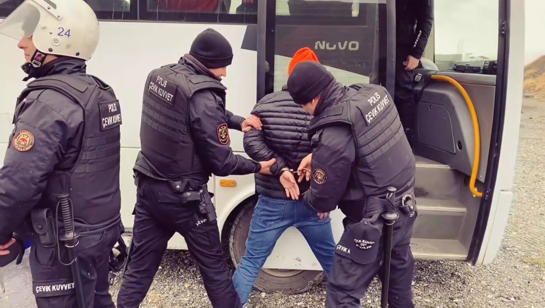 Polislerin tatbikatı ger&ccedil;eği aratmadı
