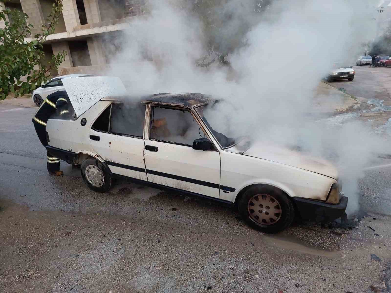 Burdur’da seyir halinde iken yanan otomobil kullanılamaz hale geldi