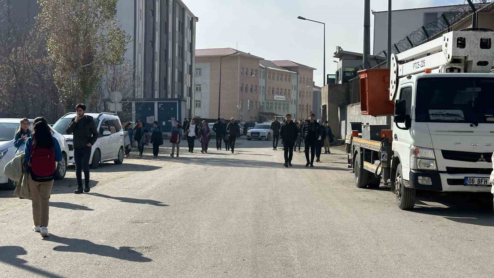 Yüksekova’da yıllardır kapalı olan yol trafiğe açıldı