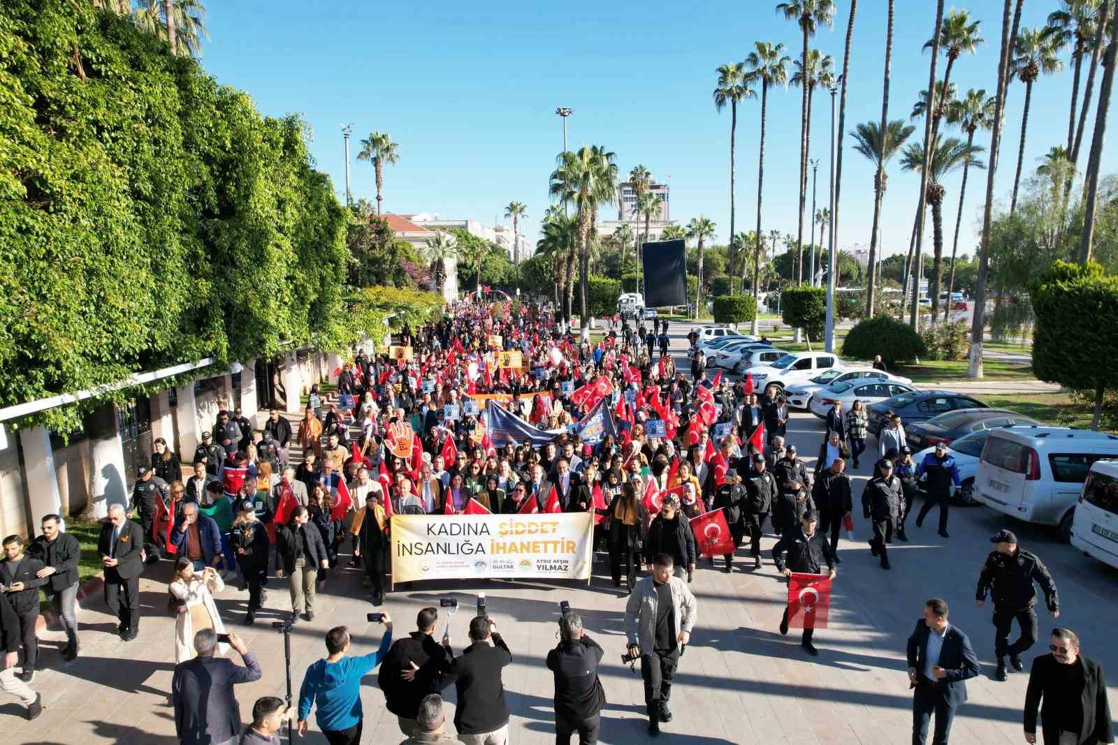 Mersin’de kadına yönelik şiddete karşı farkındalık yürüyüşü