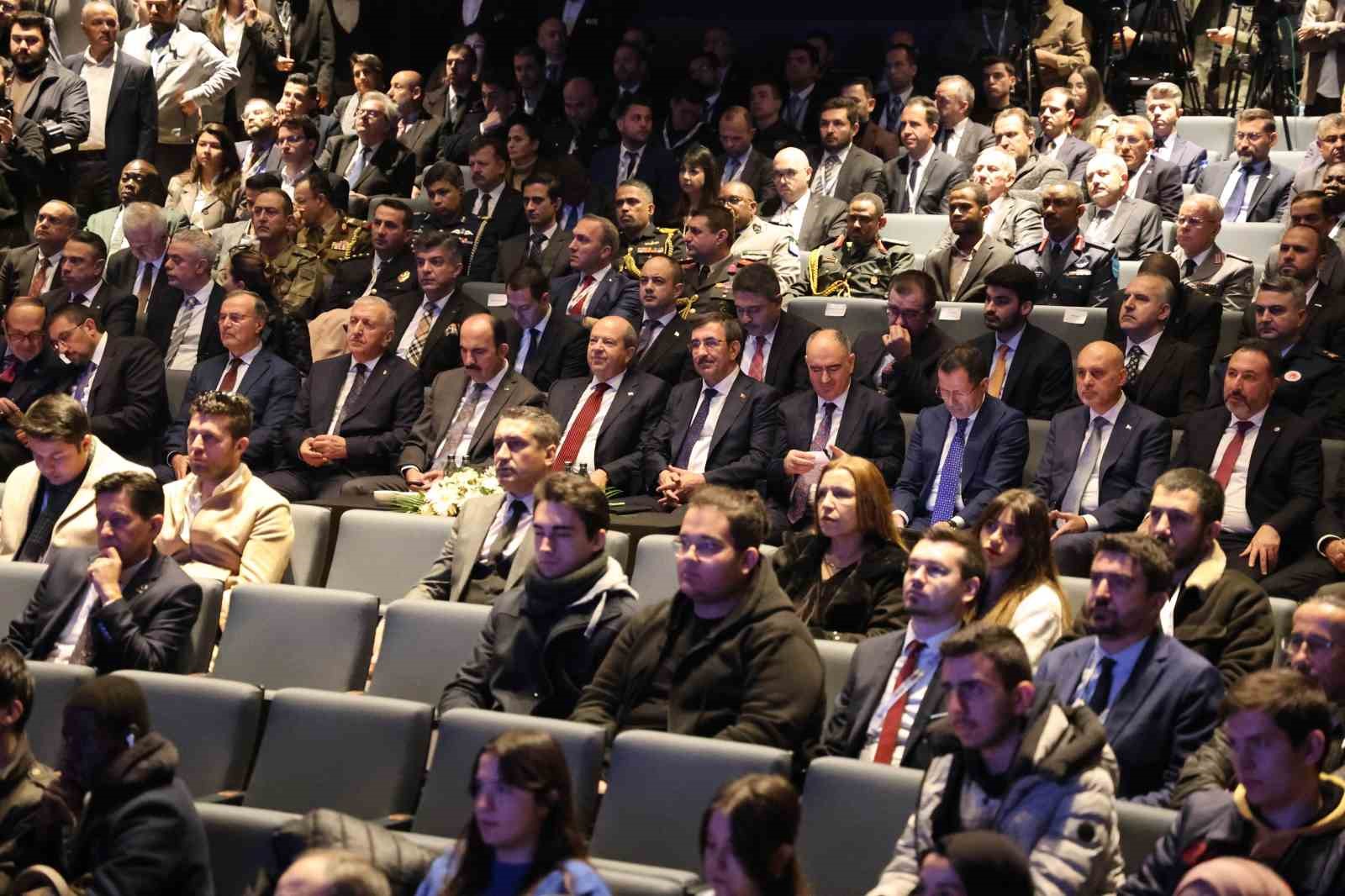 Cevdet Yılmaz: "Temel gayemiz &uuml;retebileceğimiz hi&ccedil;bir &uuml;r&uuml;n&uuml; dışarıdan satın almamak"
