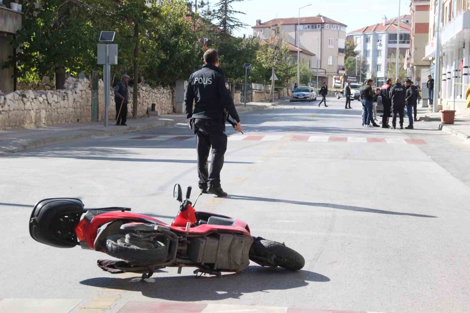 Karaman’da bir iş yerine silahla ateş edildi, yoldan geçen kurye vuruldu