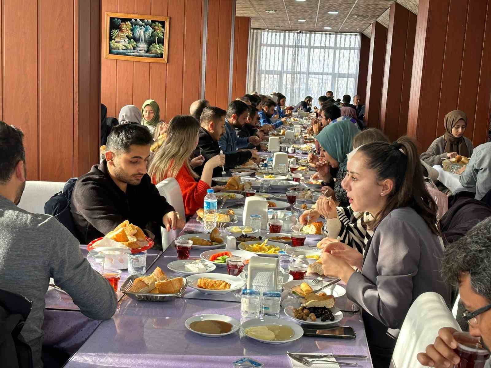 Yüksekova’da öğretmenler kahvaltıda bir araya geldi