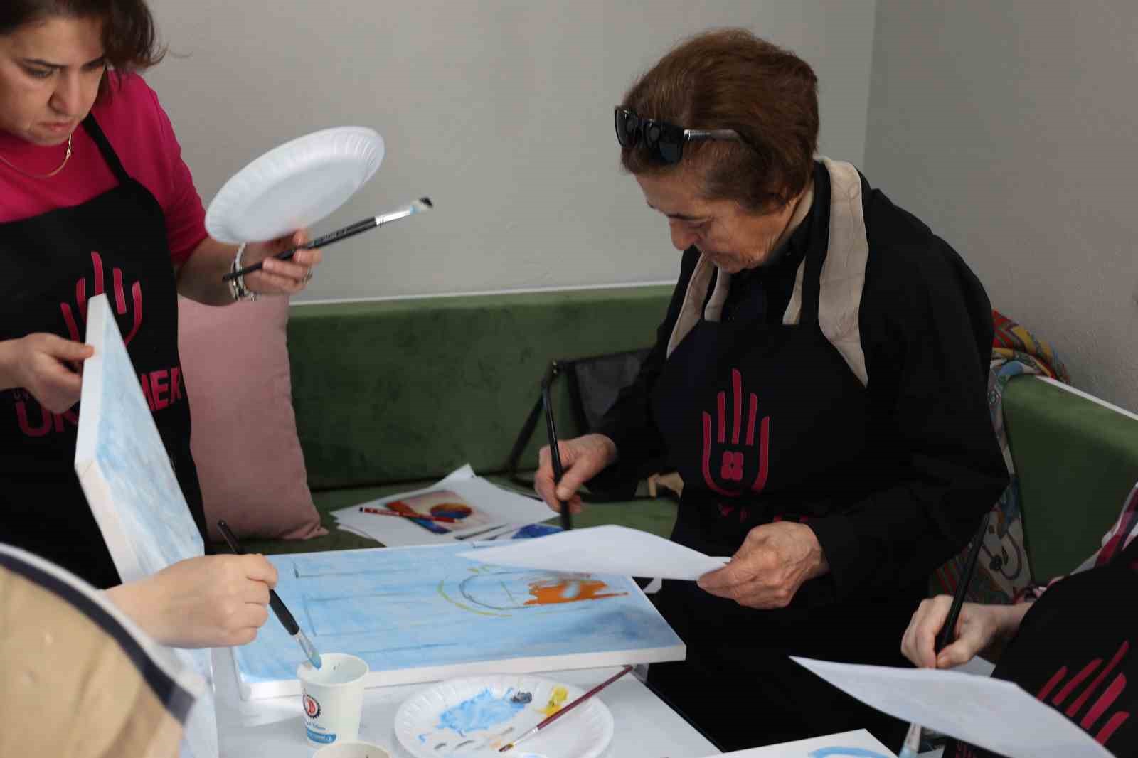 Uşaklı kadınlar UKAMER at&ouml;lyelerinde buluştu
