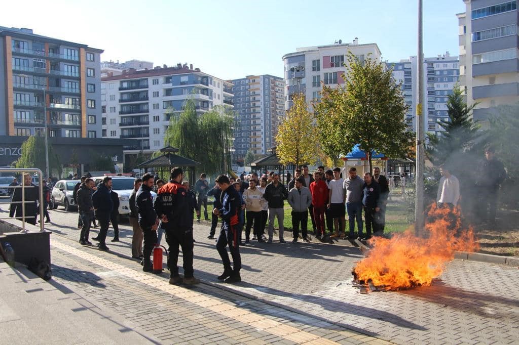 AFAD ekiplerinden öğrencilere uygulamalı yangın eğitimi