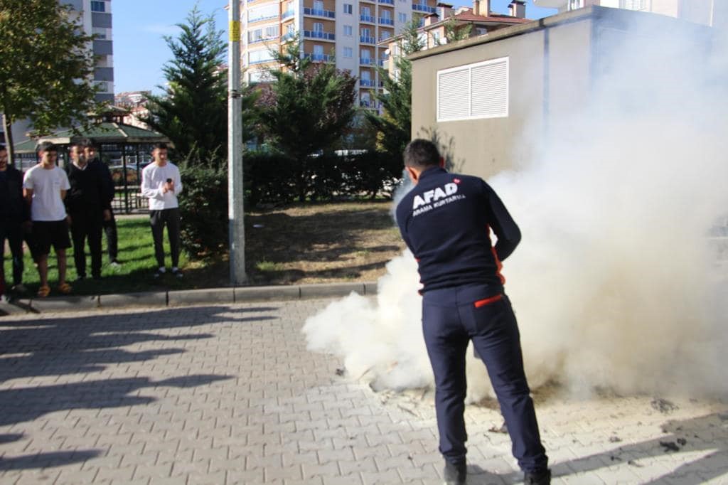 AFAD ekiplerinden öğrencilere uygulamalı yangın eğitimi
