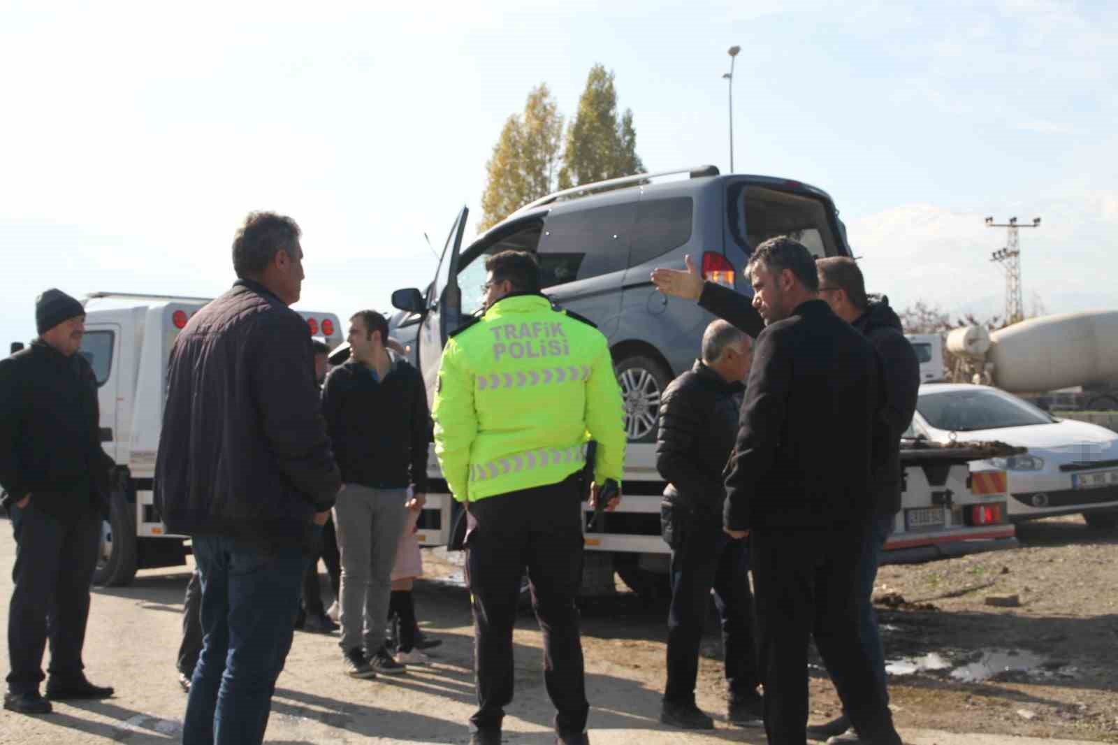 Muş’ta hafif ticari araca yük treni çarptı