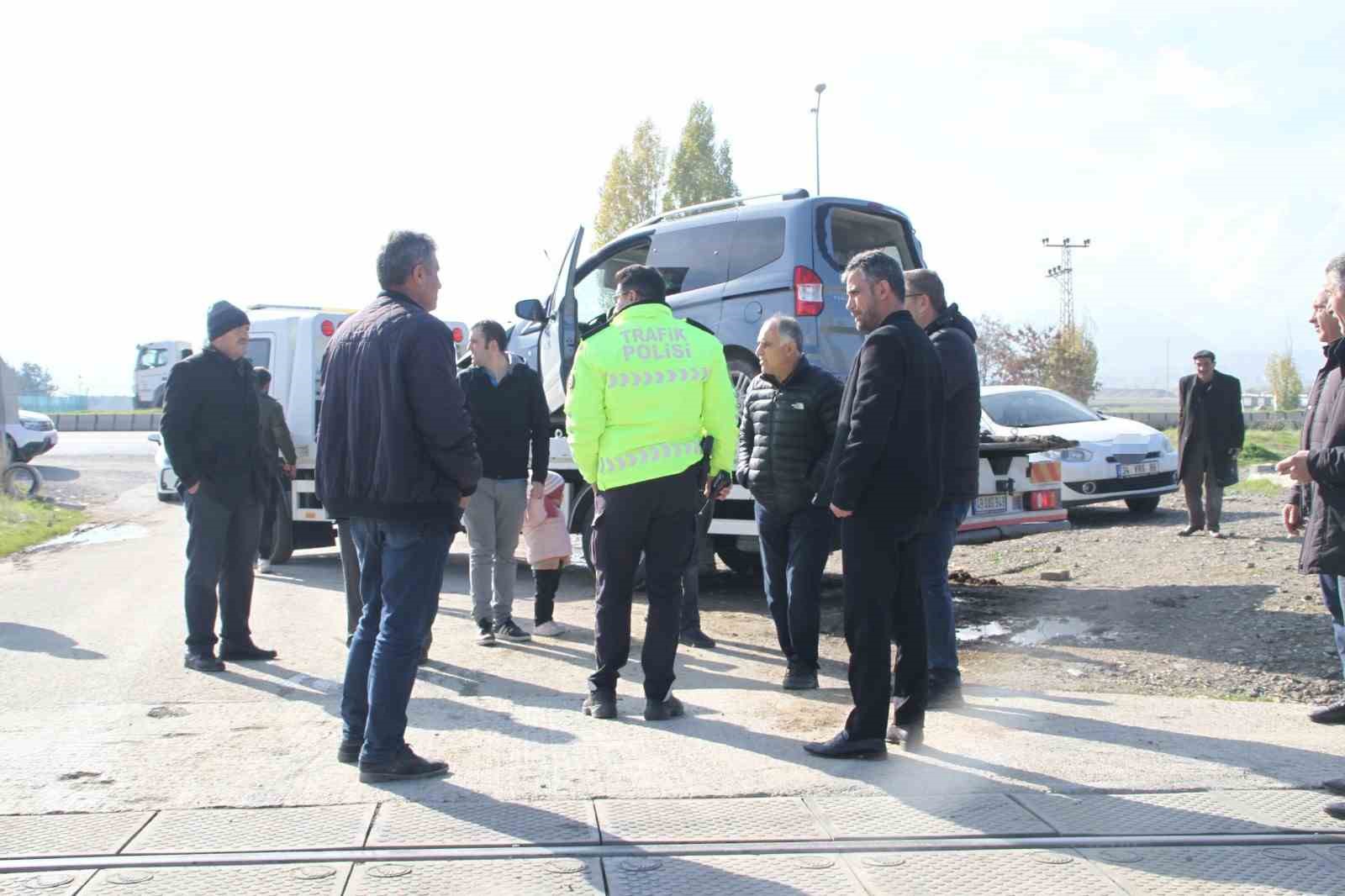 Muş’ta hafif ticari araca yük treni çarptı
