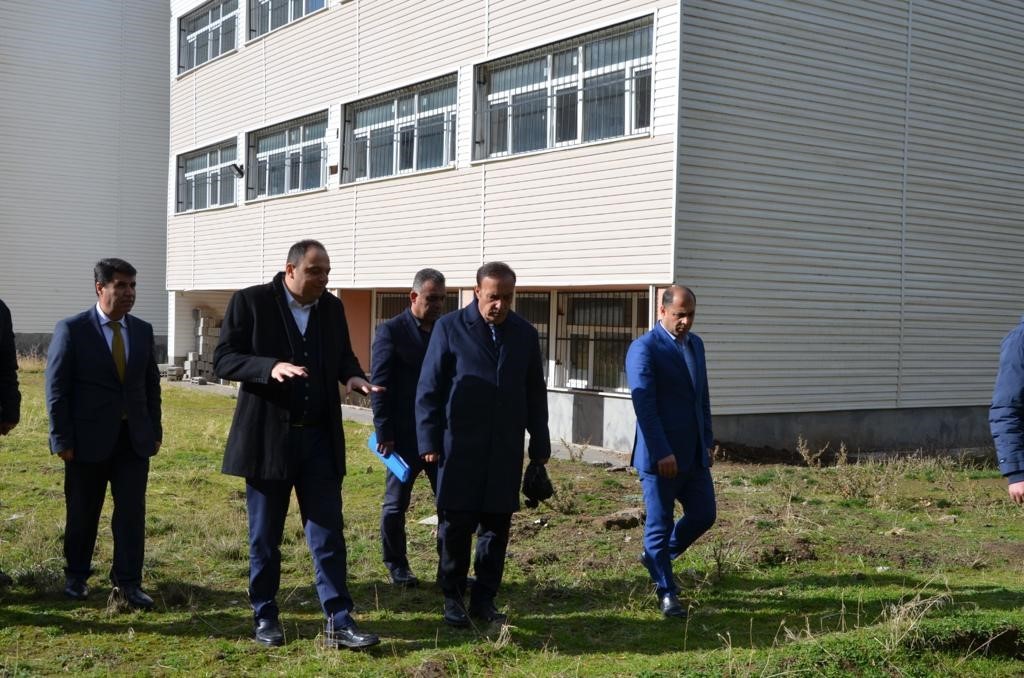 Kaymakam Demir, yapımı devam eden okulları inceledi
