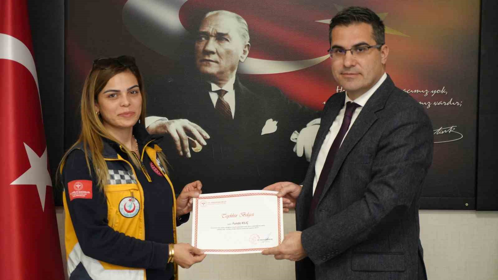 Erken müdahaleyle kalp krizi geçiren gazetecinin hayatını kurtaran ambulans ekibine başarı belgesi