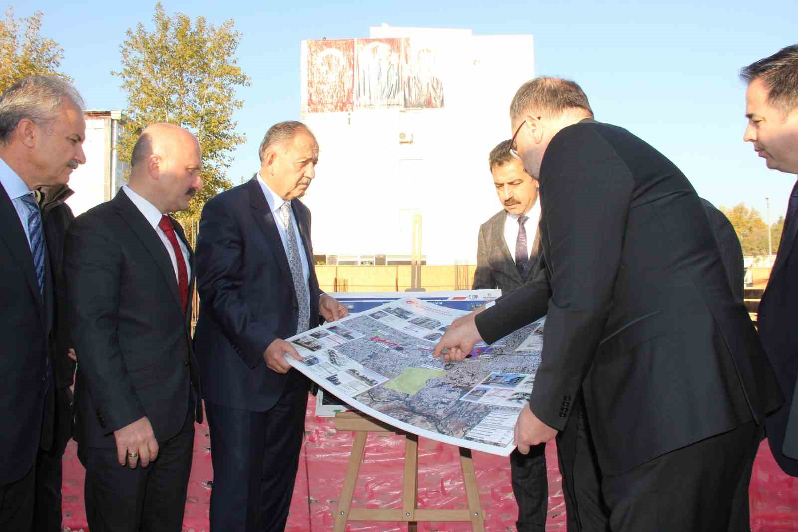 Bakan Özhaseki, Adıyaman’da yerinde dönüşüm alanını inceledi