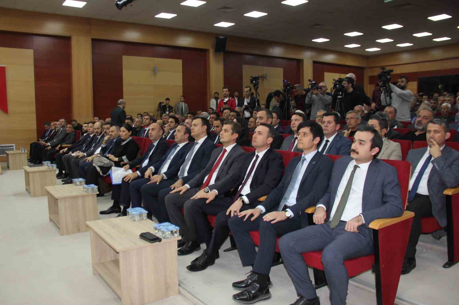 Bakan &Ouml;zhaseki, Adıyaman&rsquo;da yerinde d&ouml;n&uuml;ş&uuml;m alanını inceledi

