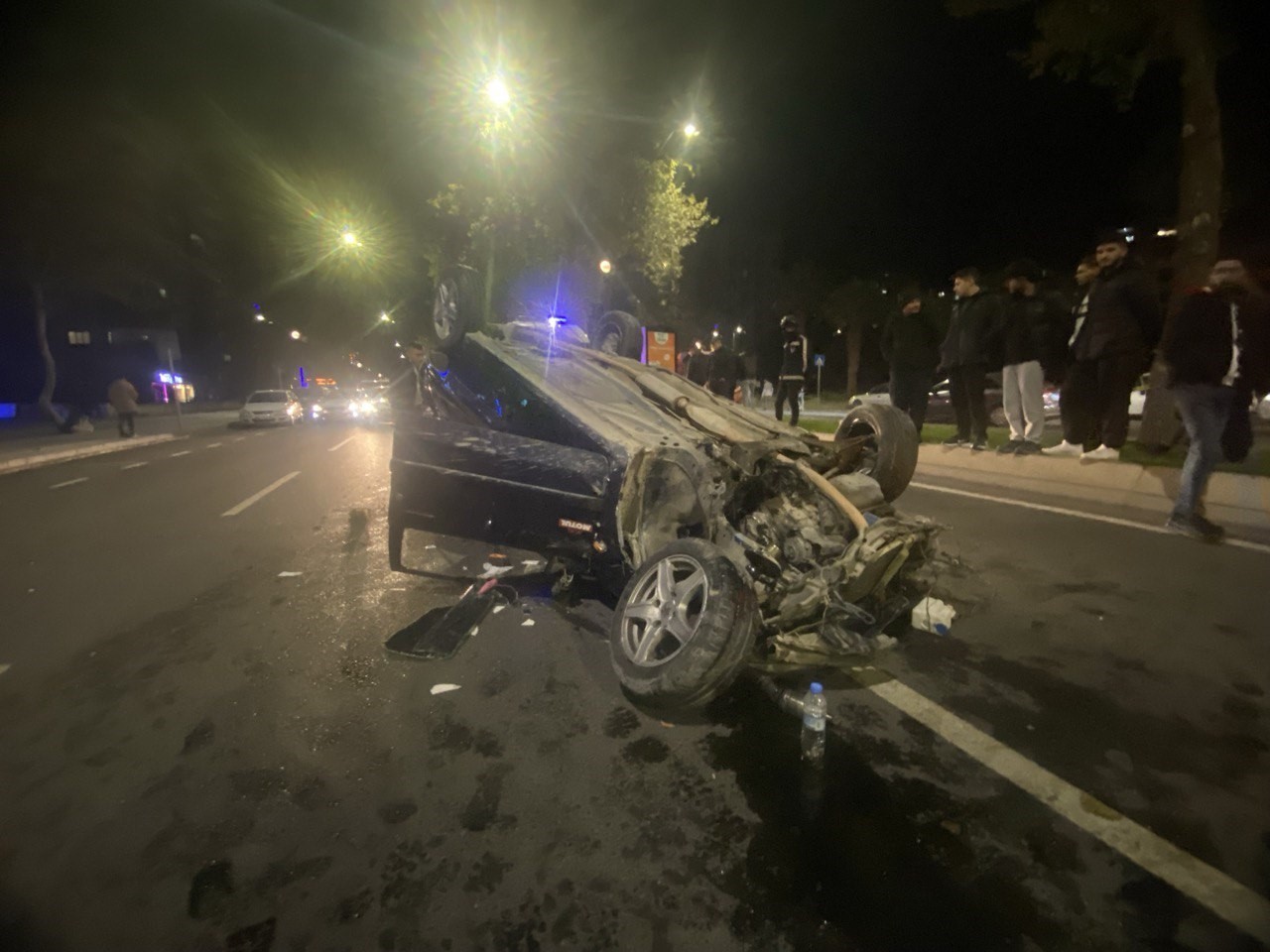 Takla atan otomobil metrelerce s&uuml;r&uuml;klendi: 1 yaralı
