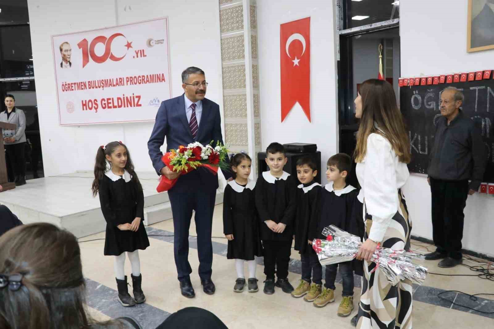 Vali Çelik, öğretmenlerle yemekte bir araya geldi