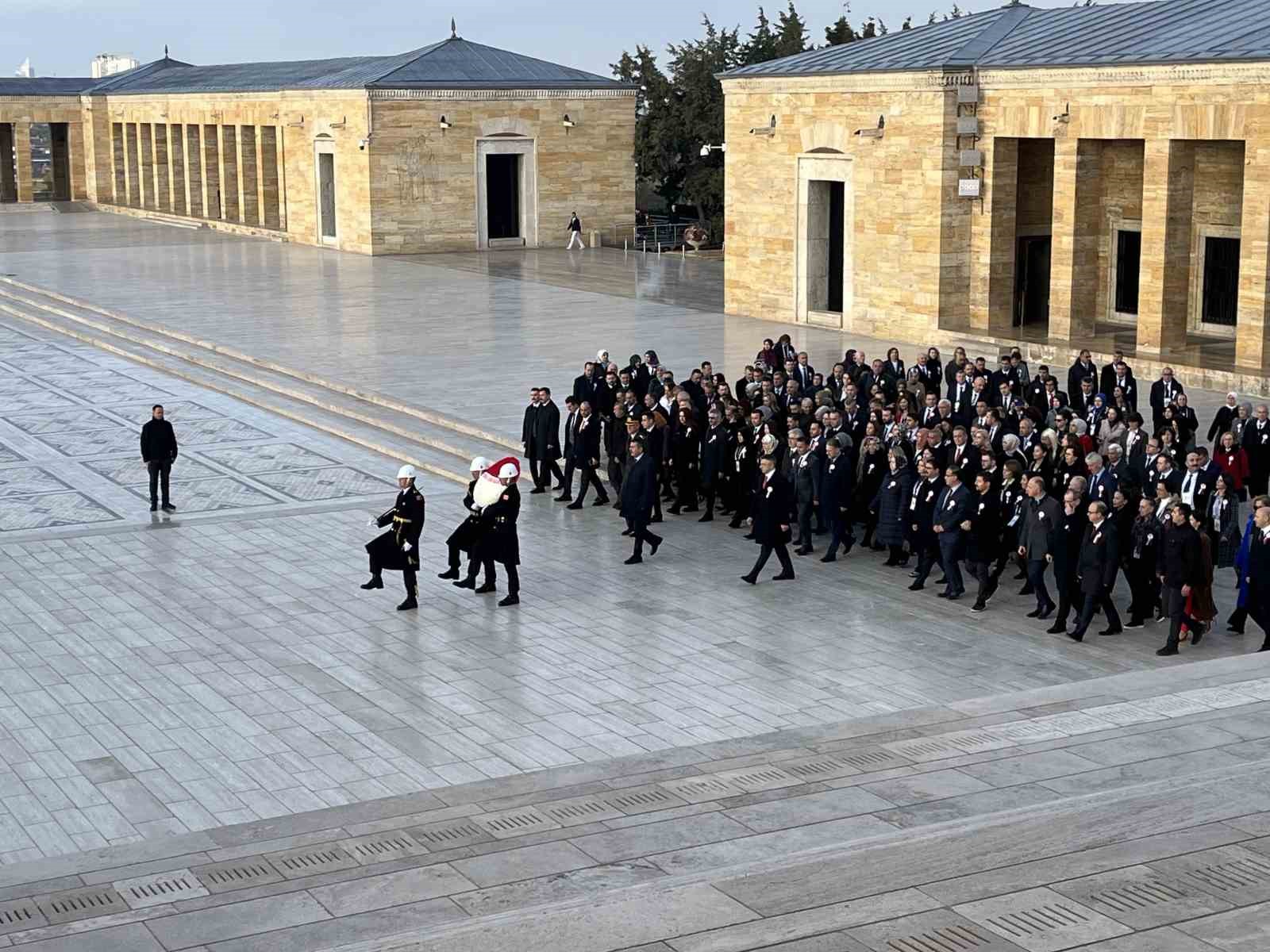 Bakan Tekin 81 ilden gelen retmenlerle Antkabiri ziyaret etti
