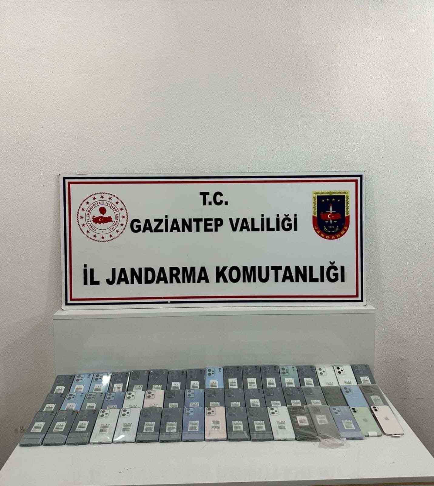 Gaziantep’te 1,5 milyon lira değerinde kaçak cep telefonu ele geçirildi
