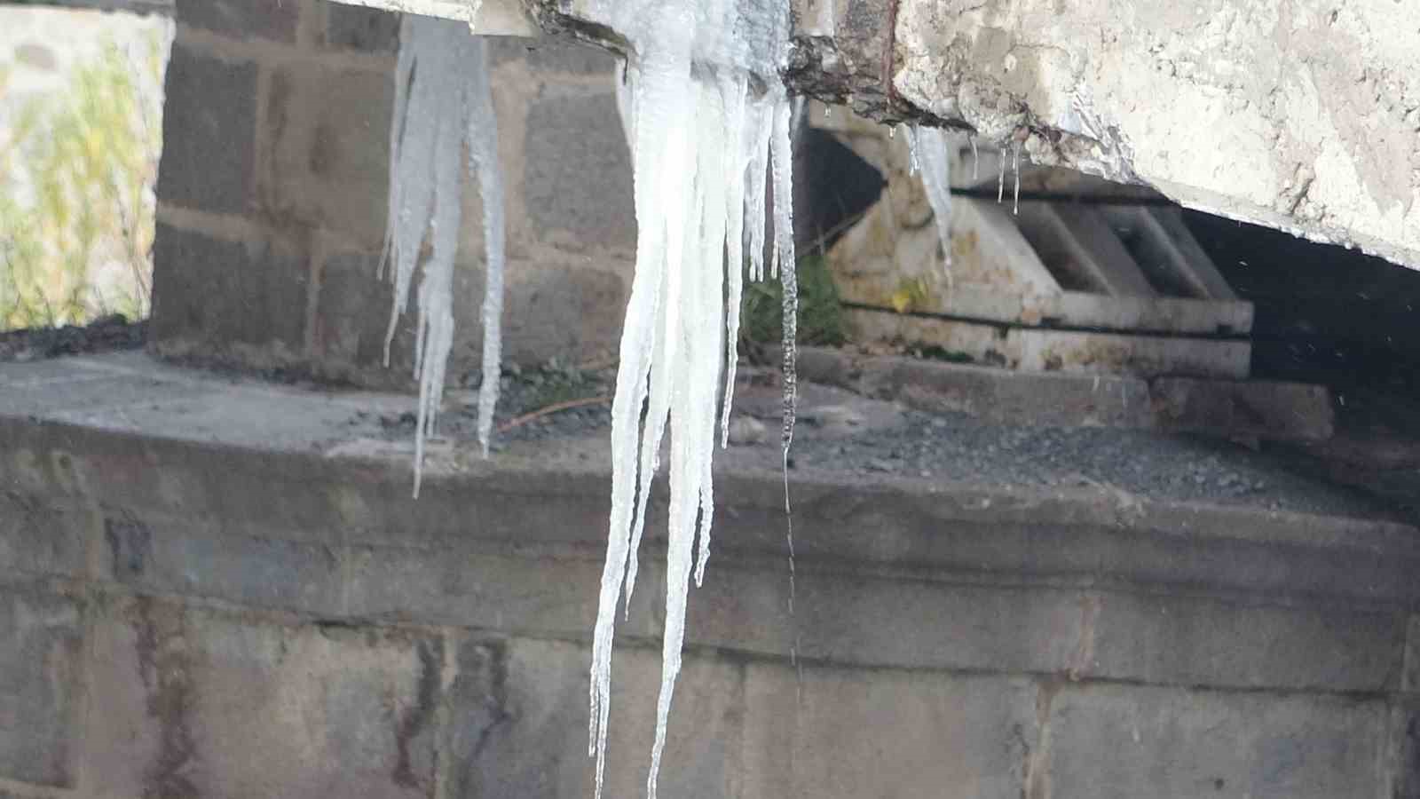 Ardahan&rsquo;da Kura Nehri&rsquo;nin y&uuml;zeyi kısmen dondu
