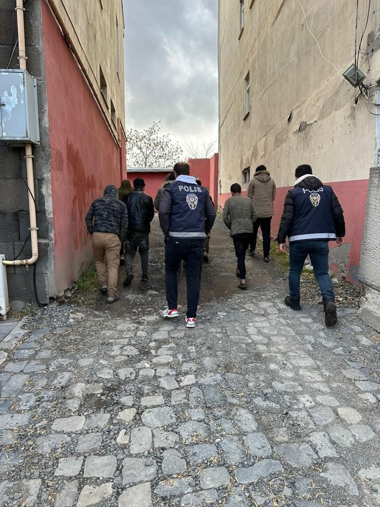 Kars&rsquo;ta g&ouml;&ccedil;men operasyonu
