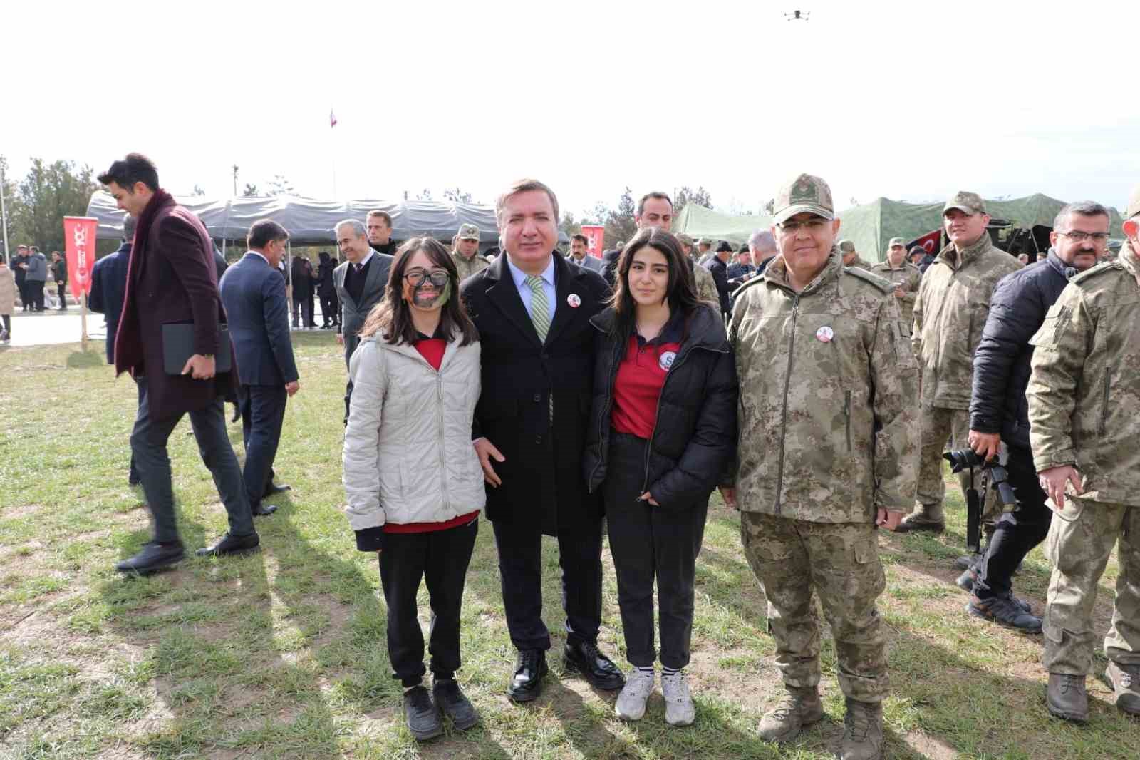 Ordu Komutanlığı kapılarını &ouml;ğrencilere a&ccedil;tı
