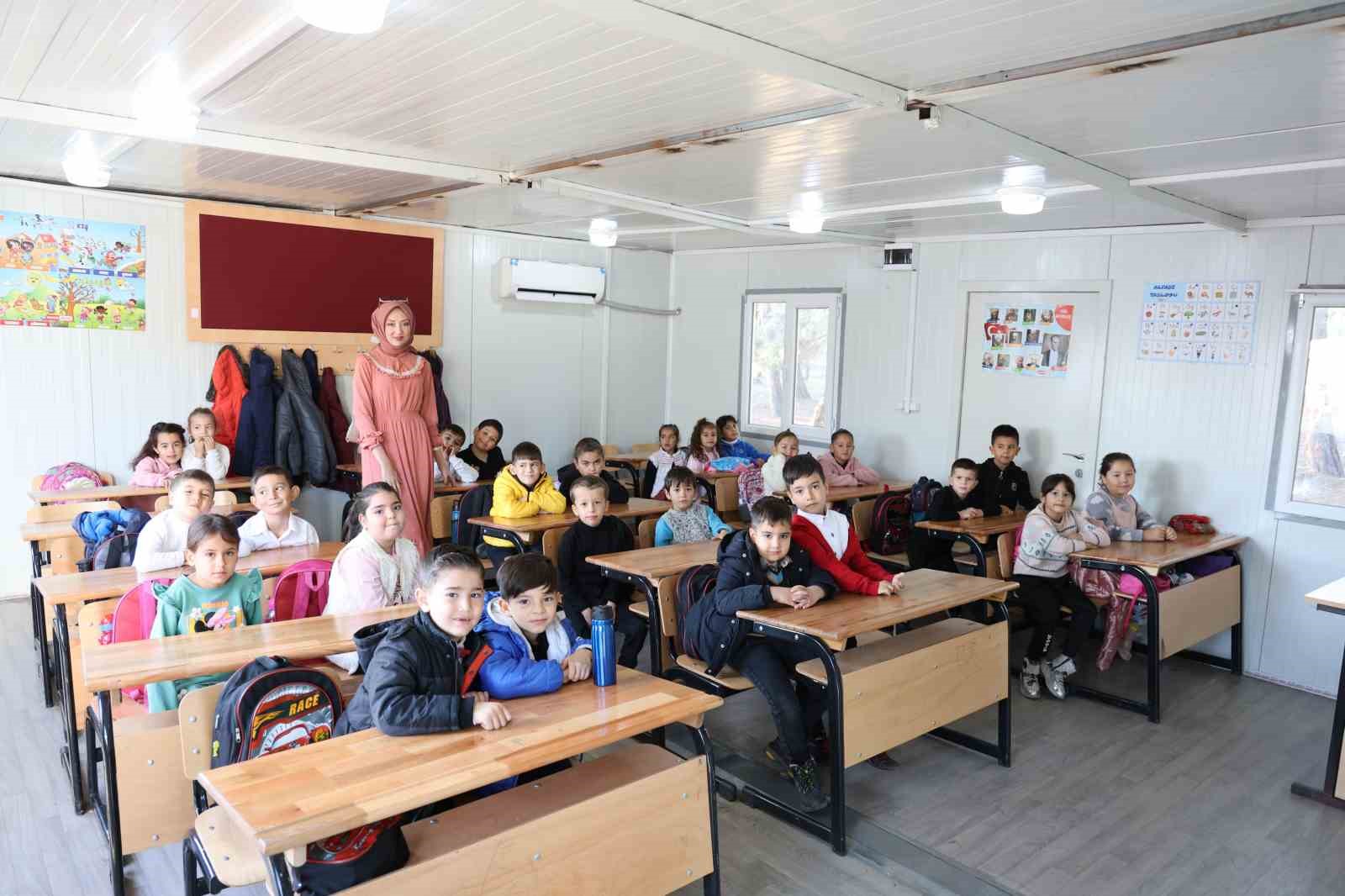 Konteyner okulda &Ouml;ğretmenler G&uuml;n&uuml; heyecanı
