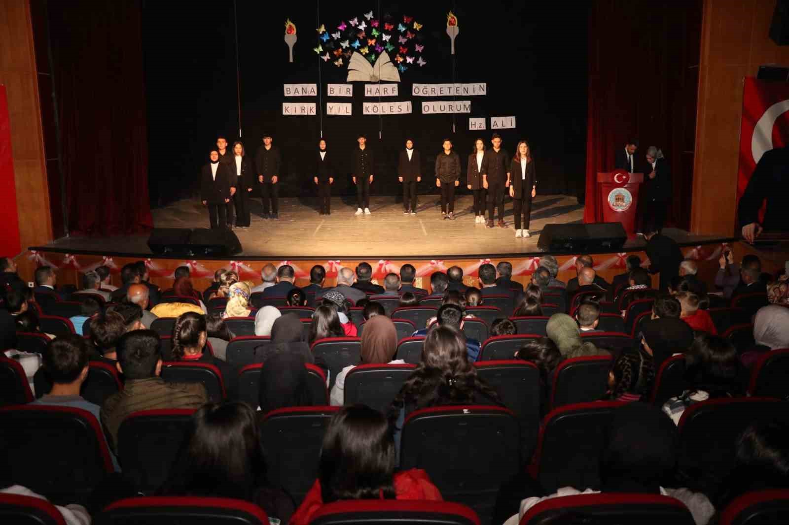 Ahlat&rsquo;ta 24 Kasım &Ouml;ğretmenler G&uuml;n&uuml; kutlandı
