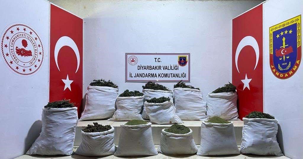 Diyarbakır’da 312 kilo esrar ve bin 706 kök kenevir ele geçirildi