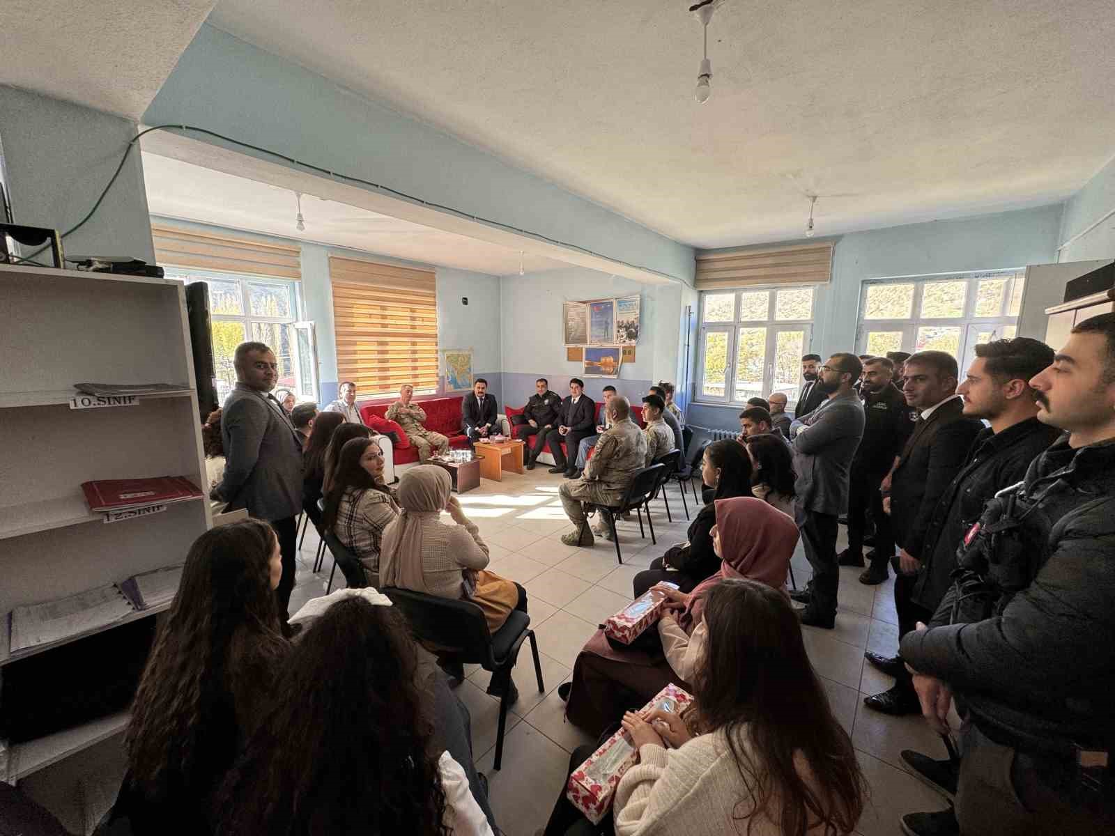 Beyt&uuml;şşebap&rsquo;ta &Ouml;ğretmenler G&uuml;n&uuml; kutlandı
