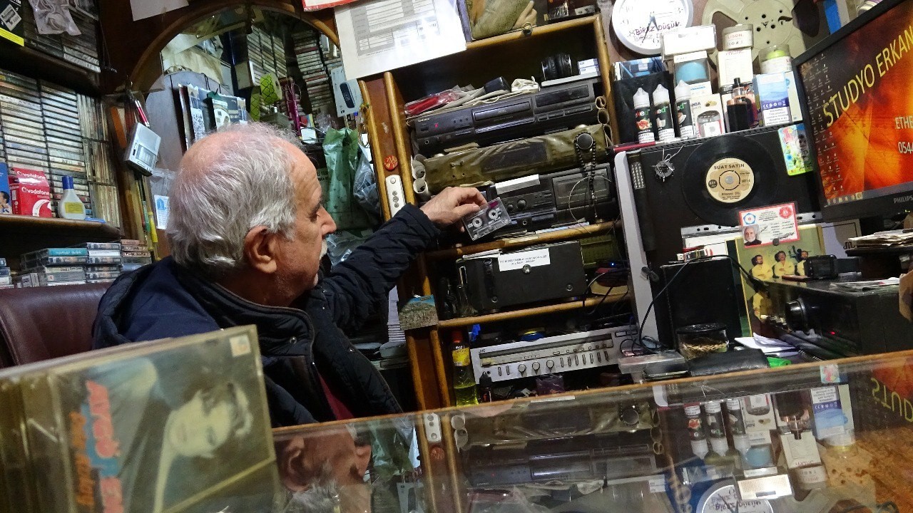 Mardin’de 6 metrekare dükkanda 12 bin kaset arşivi geçmişin izini taşıyor