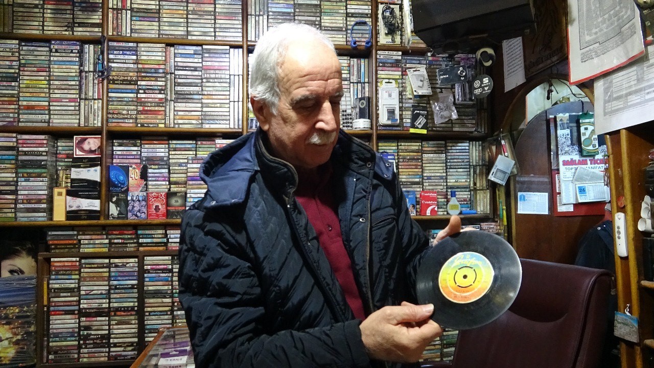 Mardin&rsquo;de 6 metrekare d&uuml;kkanda 12 bin kaset arşivi ge&ccedil;mişin izini taşıyor
