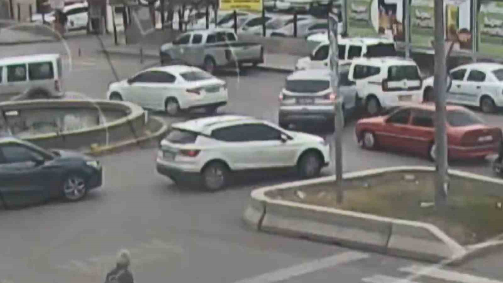 Kırıkkale&rsquo;de trafik kameraları kamerada: S&uuml;r&uuml;c&uuml;lerin dikkatsizliği pes dedirtti
