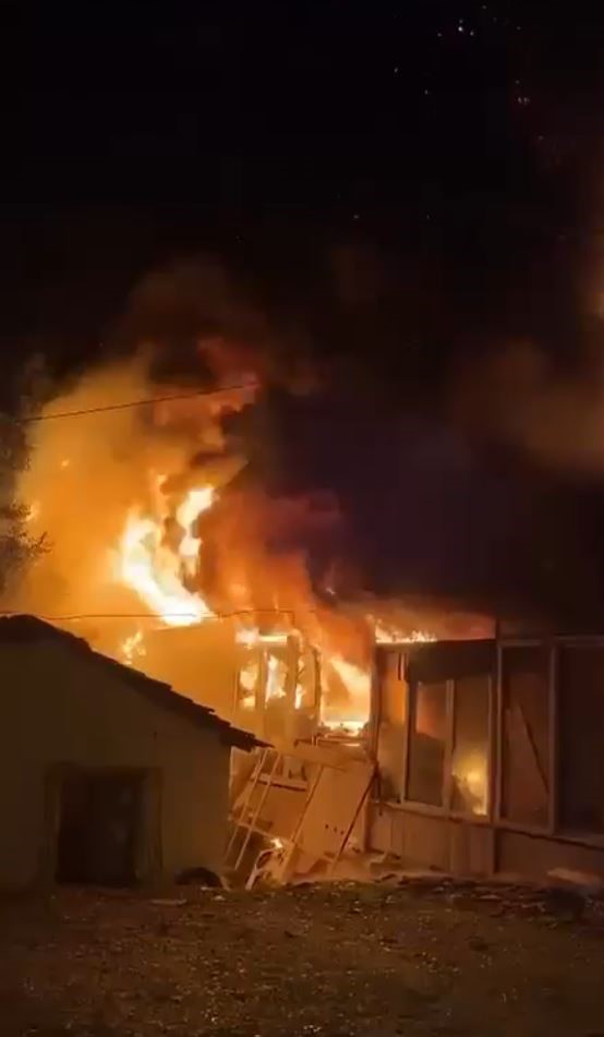 İkinci el spot d&uuml;kkanı alev alev yandı, 5 milyon lira zarar oluştu
