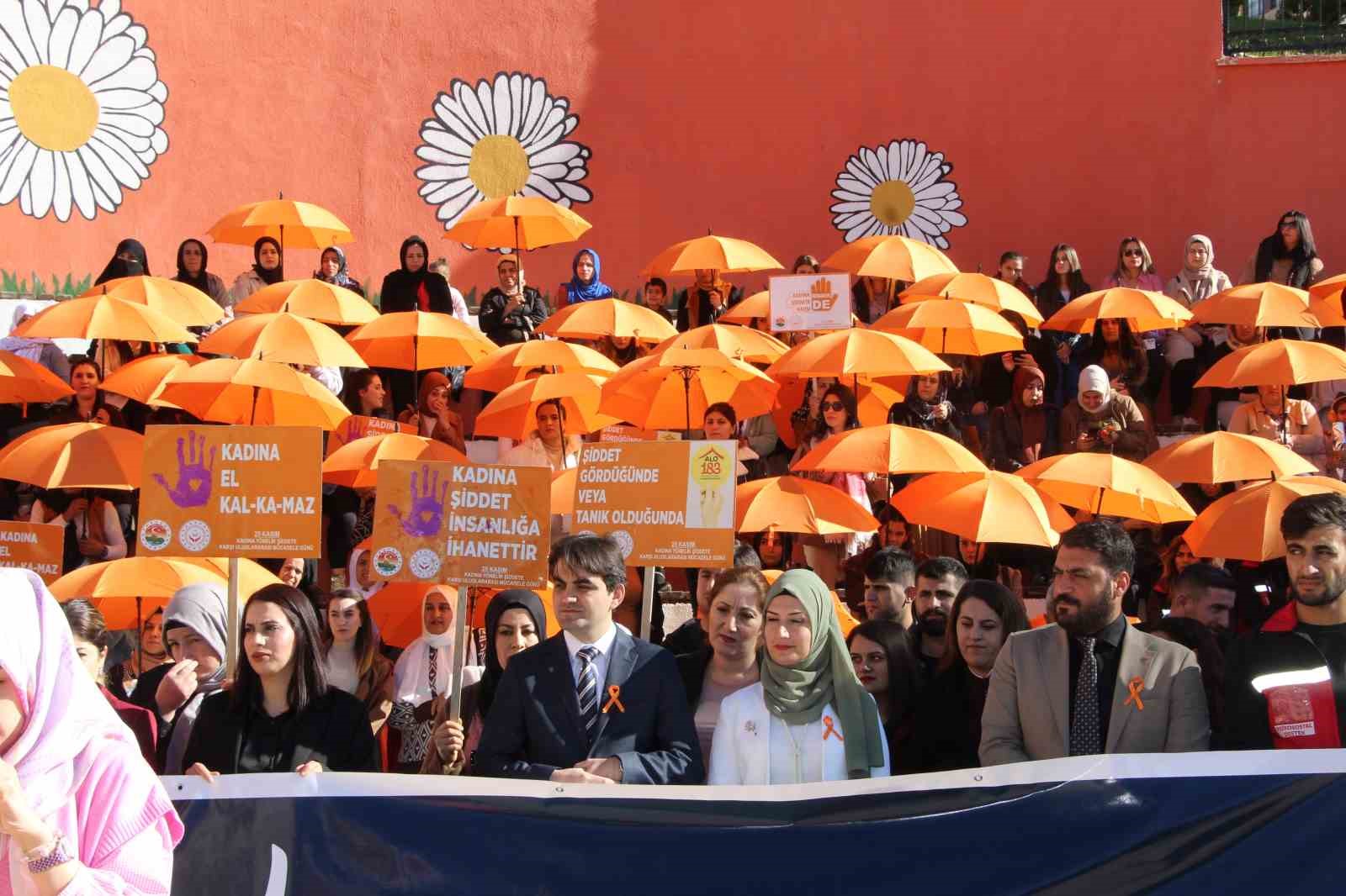 Şırnaklı kadınlardan turuncu şemsiyeli yürüyüş