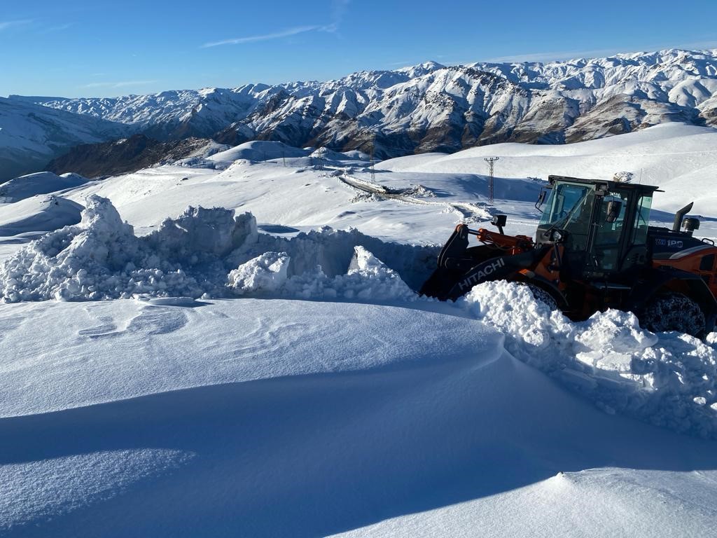 Beytüşşebap’ta kar nedeniyle kapanan yollar açılıyor