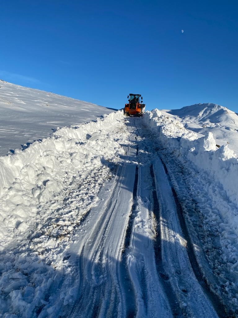 Beyt&uuml;şşebap&rsquo;ta kar nedeniyle kapanan yollar a&ccedil;ılıyor
