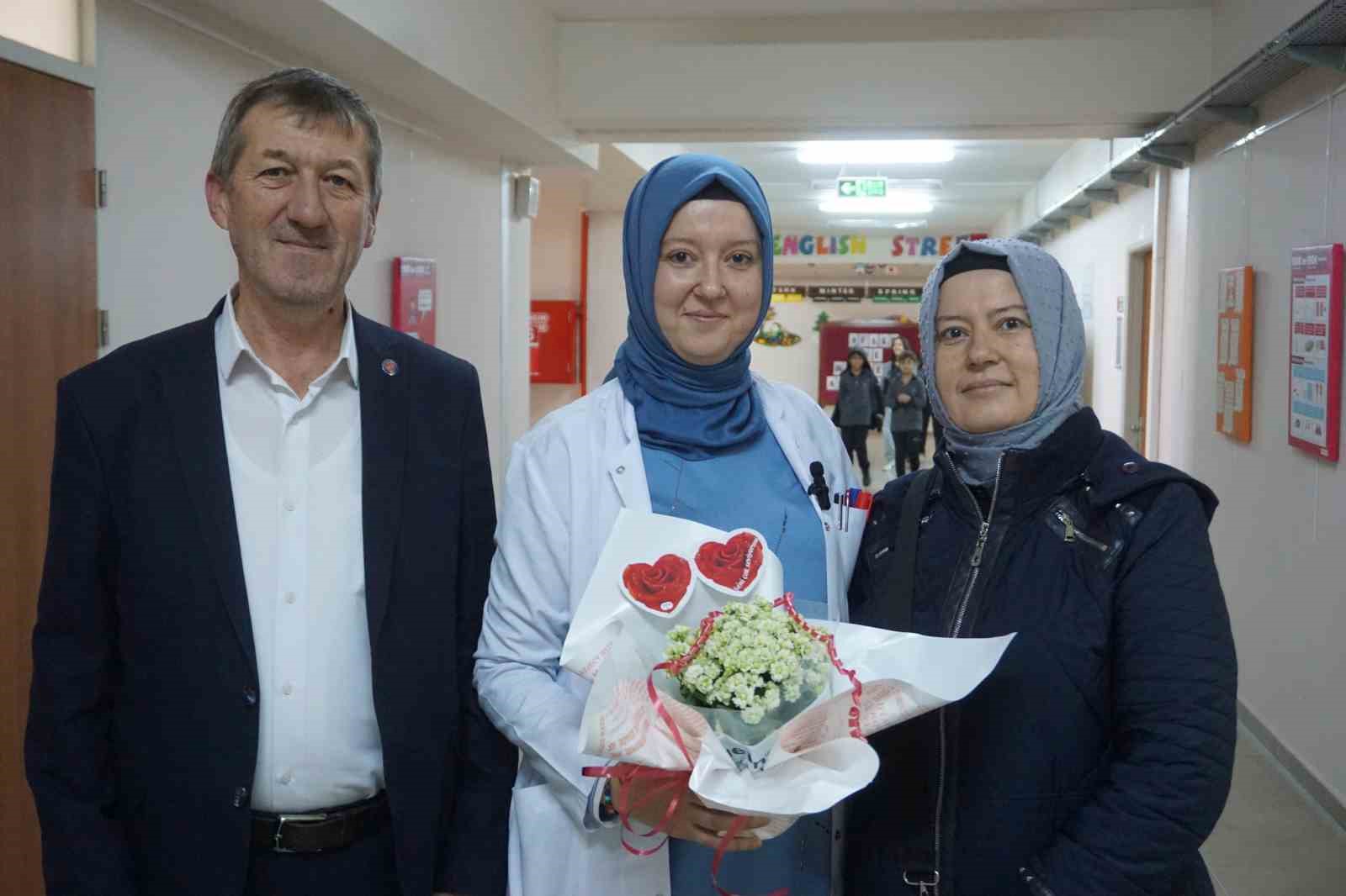 Gen&ccedil; yaşta kanseri yenen &ouml;ğretmen &ouml;ğrencilerini geleceğe hazırlıyor
