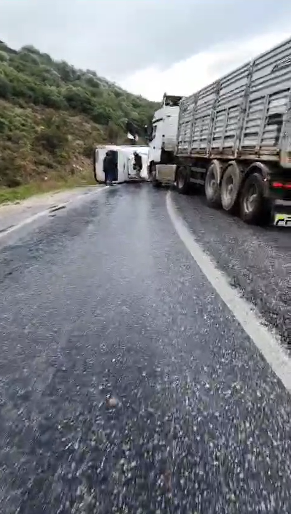 Yalova&rsquo;da yolcu minib&uuml;s&uuml;, hafif ticari ara&ccedil; ve tırla &ccedil;arpıştı: 4 yaralı
