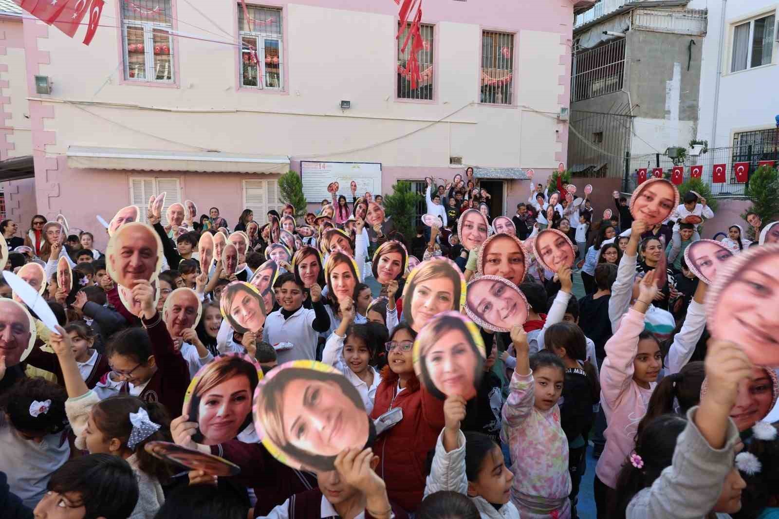 İskenderun&rsquo;da &ouml;ğrencilerden &ouml;ğretmenlerine maskeli s&uuml;rpriz
