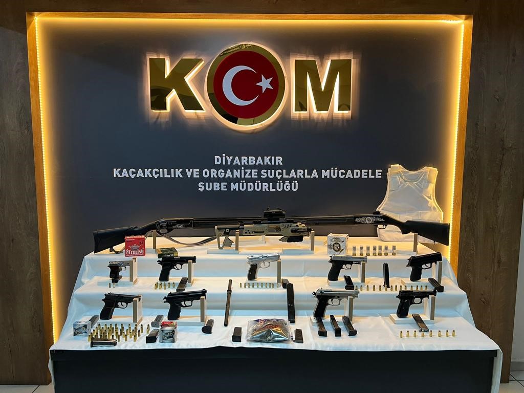 Diyarbakır&rsquo;daki &rsquo;Elek&rsquo; operasyonunda 9 g&ouml;zaltı
