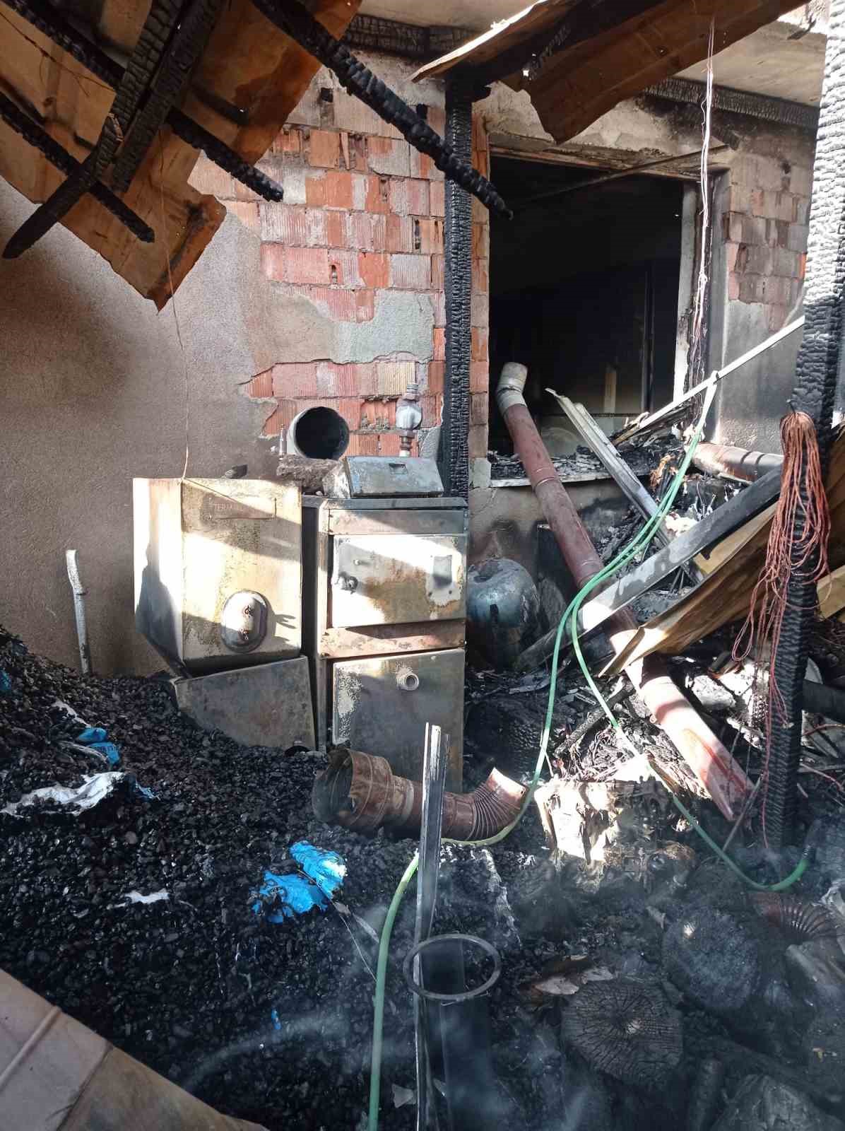 Burdur&rsquo;da kalorifer kazanı patladı, alevler eve sı&ccedil;radı

