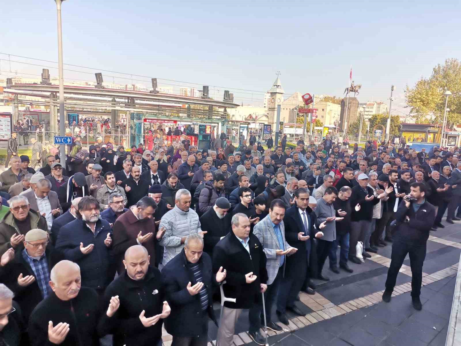 Gazze’de hayatını kaybedenler için gıyabi cenaze namazı kılındı
