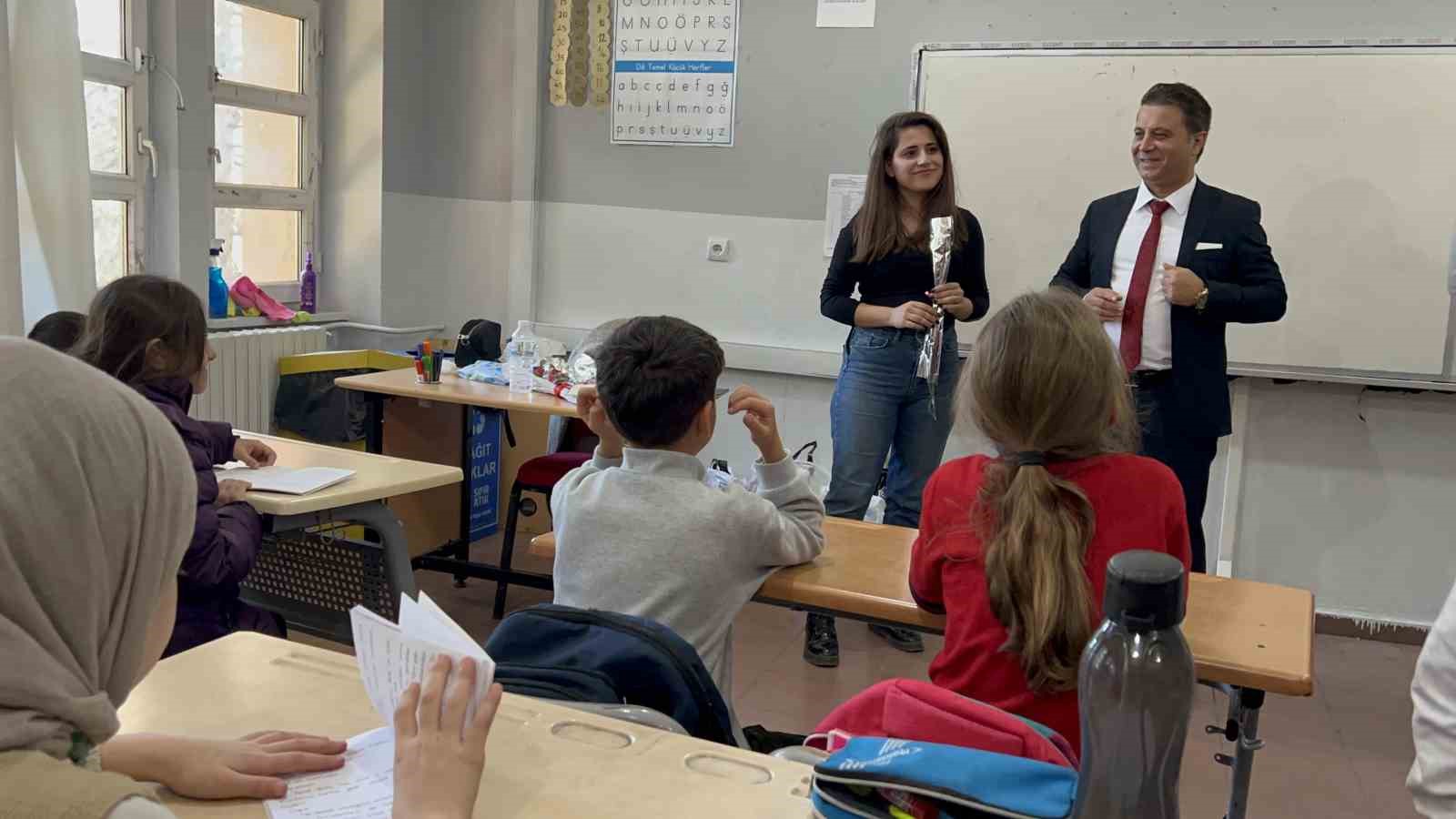 Karanfil dağıtırken öğretmen olan iki öğrencisiyle karşılaşan milli eğitim müdürünün duygusal anları