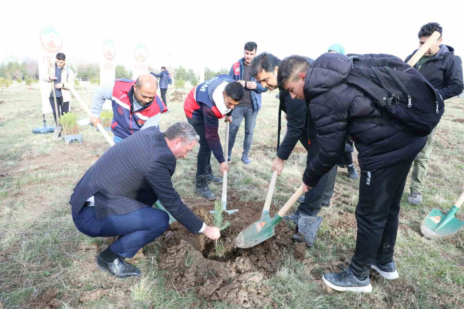 Ağrı&rsquo;da &Ouml;ğretmenler G&uuml;n&uuml;&rsquo;nde fidan dikme etkinliği
