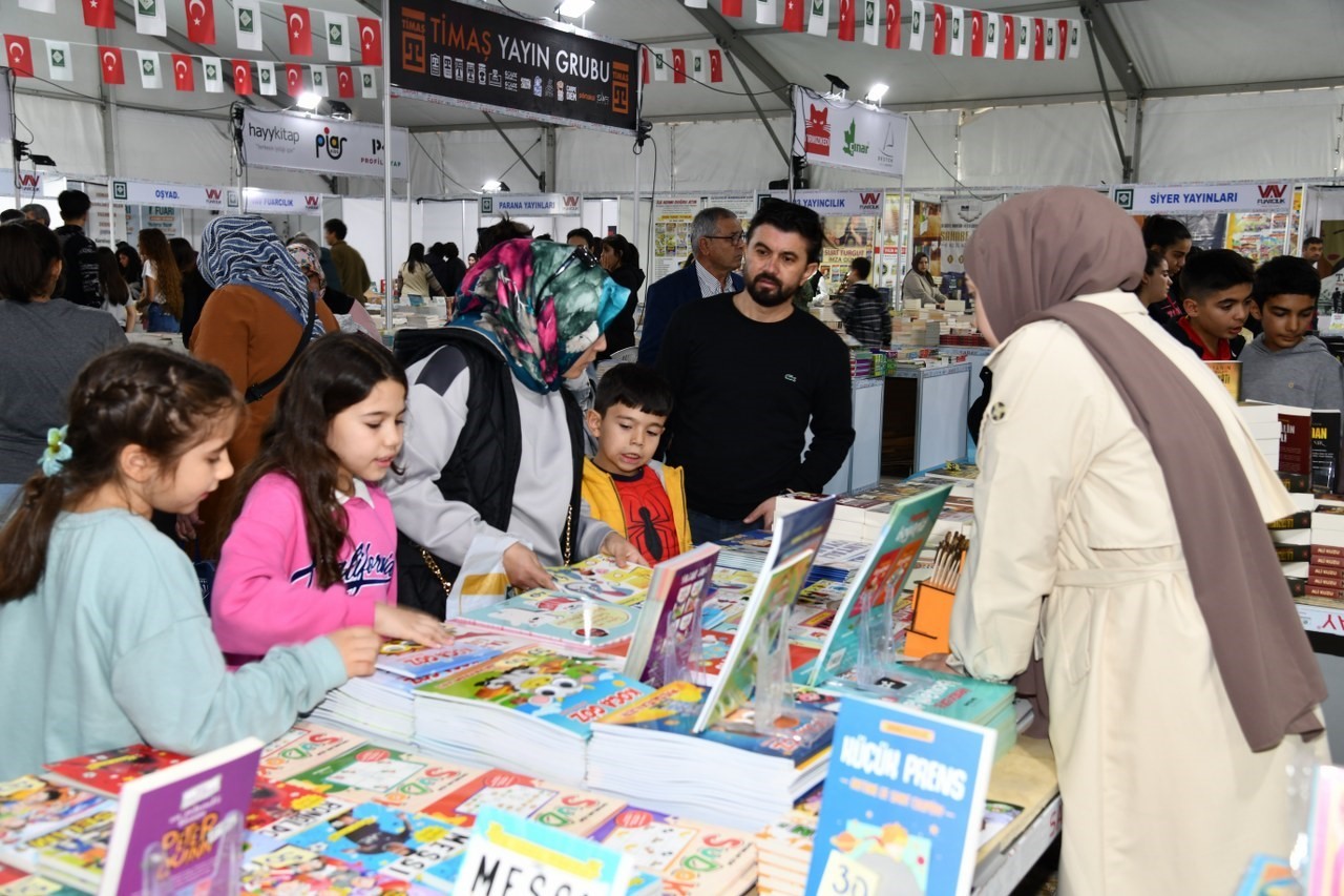 Osmaniye 7’nci Kitap Fuarı, kapılarını ziyaretçilerine açtı