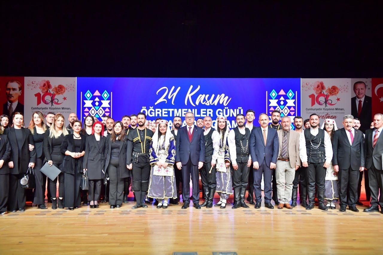 Diyarbakır’da 24 Kasım Öğretmenler Günü kutlandı