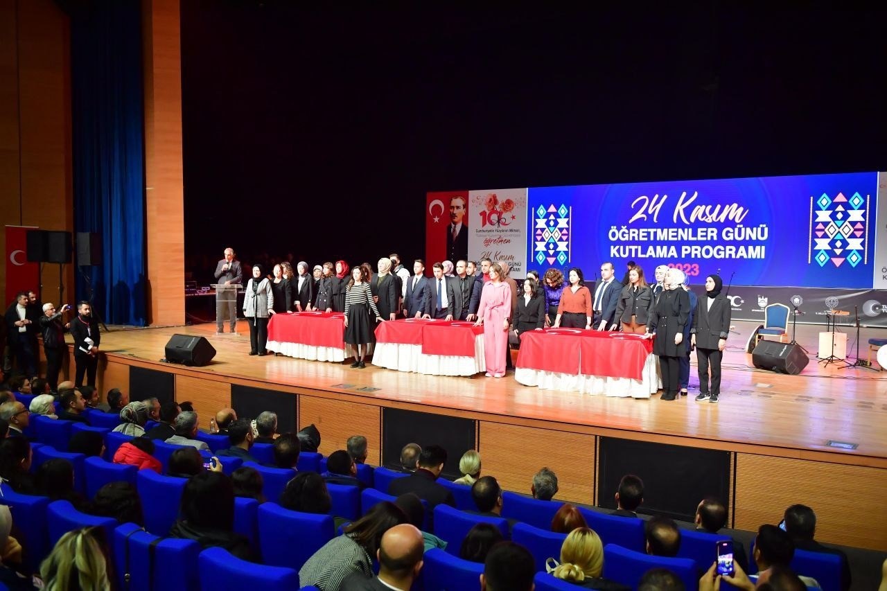 Diyarbakır&rsquo;da 24 Kasım &Ouml;ğretmenler G&uuml;n&uuml; kutlandı

