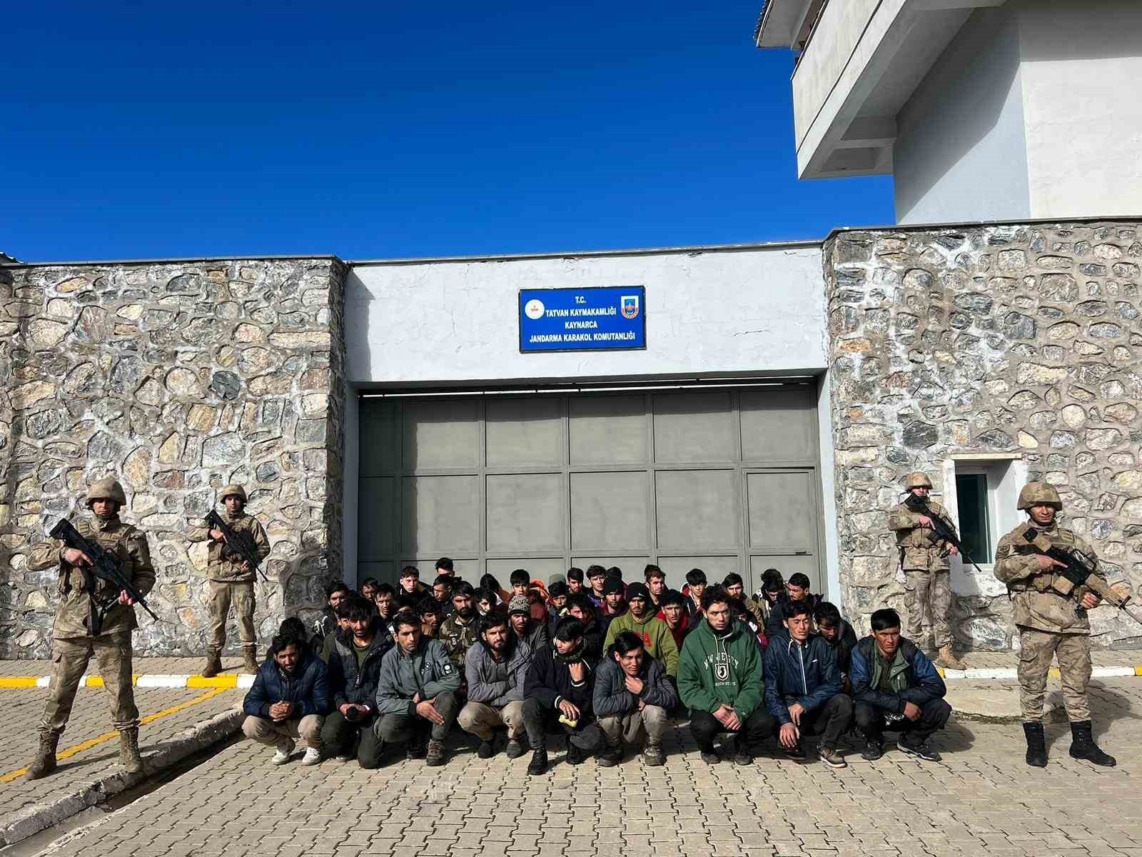 Tatvan’da 50 düzensiz göçmen yakalandı