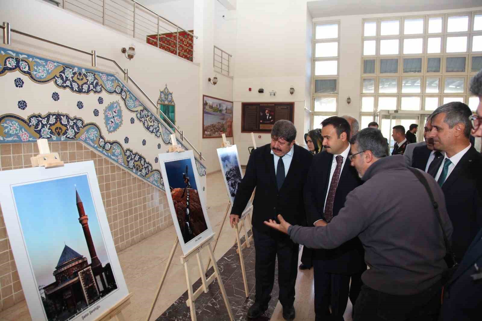 Ahlat&rsquo;ta &lsquo;Her Y&ouml;n&uuml;yle Ahlat&rsquo; fotoğraf sergisi a&ccedil;ıldı
