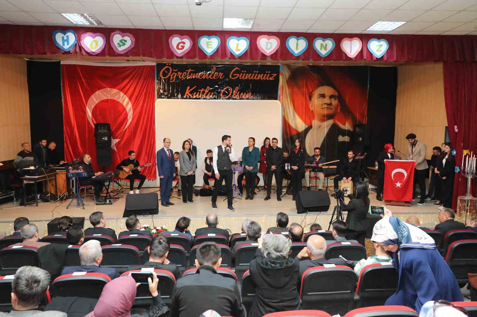 Bitlis’te 24 Kasım Öğretmenler Günü kutlandı