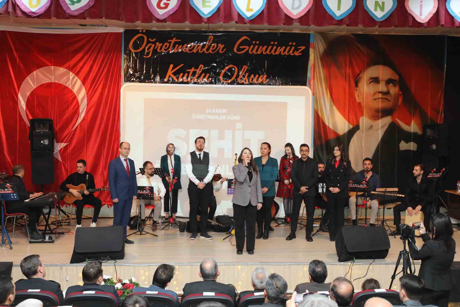 Bitlis&rsquo;te 24 Kasım &Ouml;ğretmenler G&uuml;n&uuml; kutlandı

